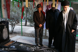 حضور رهبر معظم انقلاب در مرقد مطهر امام راحل و گلزار شهدای بهشت زهرا
