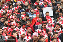 سرخابی‌های حاضر در استادیوم آزادی قبل از آغاز دربی