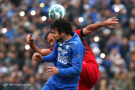دیدار تیم‌های فوتبال استقلال و پرسپولیس
