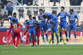 دیدار تیم‌های فوتبال استقلال و پرسپولیس
