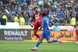 دیدار تیم‌های فوتبال استقلال و پرسپولیس
