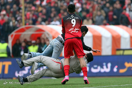 دیدار تیم‌های فوتبال استقلال و پرسپولیس
