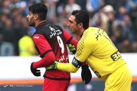 دیدار تیم‌های فوتبال استقلال و پرسپولیس