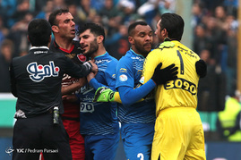 دیدار تیم‌های فوتبال استقلال و پرسپولیس