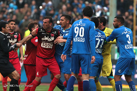 دیدار تیم‌های فوتبال استقلال و پرسپولیس