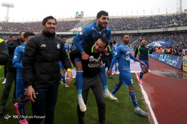 دیدار تیم‌های فوتبال استقلال و پرسپولیس