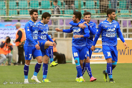 دیدار تیم های فوتبال ذوب آهن اصفهان و استقلال تهران‎