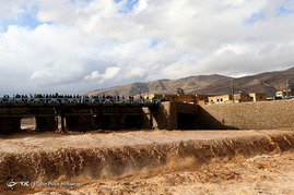 جاری شدن سیلاب در رودخانه خشک شیراز