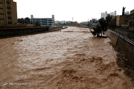 جاری شدن سیلاب در رودخانه خشک شیراز