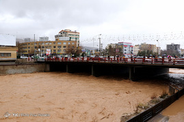 جاری شدن سیلاب در رودخانه خشک شیراز