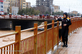 جاری شدن سیلاب در رودخانه خشک شیراز