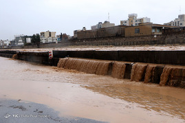 جاری شدن سیلاب در رودخانه خشک شیراز