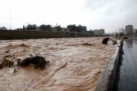 جاری شدن سیلاب در رودخانه خشک شیراز