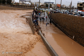 جاری شدن سیلاب در رودخانه خشک شیراز
