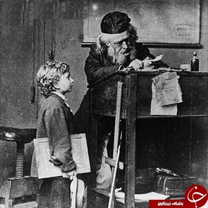 معلم مدرسه و تیز کردن نوک قلم پردارِ دانش آموز, حدود صد و پنجاه سال پیش