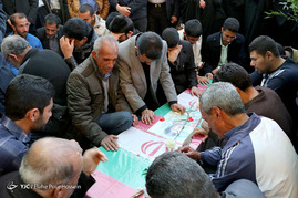 تشییع پیکر 10 شهید گمنام در شیراز
