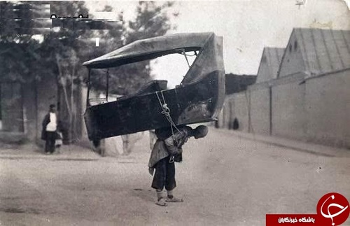 کارگر حمل بار در زمان قاجاریه در طهران 
