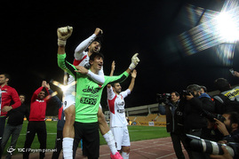 دیدار تیم‌های فوتبال نفت تهران و پرسپولیس