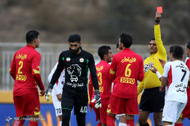 دیدار تیم‌های فوتبال نفت تهران و پرسپولیس