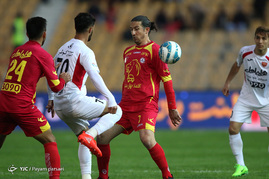 دیدار تیم‌های فوتبال نفت تهران و پرسپولیس