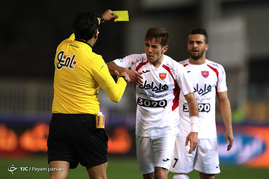 دیدار تیم‌های فوتبال نفت تهران و پرسپولیس