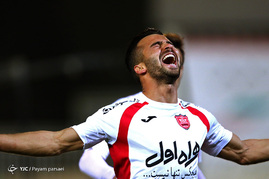 دیدار تیم‌های فوتبال نفت تهران و پرسپولیس