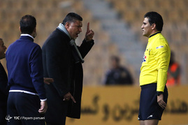 دیدار تیم‌های فوتبال نفت تهران و پرسپولیس