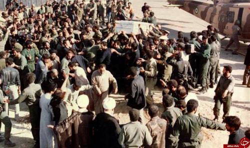 عکس حجت الاسلام ناطق‌نوری در حال آماده شدن برای دفن امام خمینی(ره) گفته می شود  وی آخرین مقام مهم جمهوری اسلامی است که پیکر امام را دیده و در قبر گذاشته و دفن کرده است.