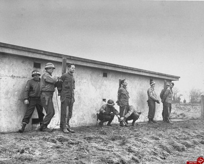 کماندوهای آلمانی آماده برای اجرای تیرباران 1944
