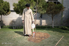 کاشت دو اصله نهال میوه در هفته منابع طبیعی توسط رهبر معظم انقلاب