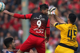 دیدار تیم های فوتبال پرسپولیس و استقلال خوزستان