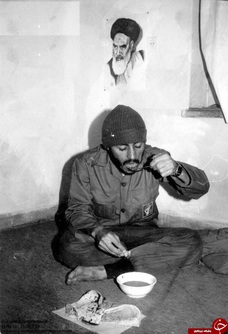 عکس دیده نشده از شهید محمد ابراهیم همت درحال صرف غذا دریکی از سنگرهای لشکر ۲۷ محمدرسول الله(ص)