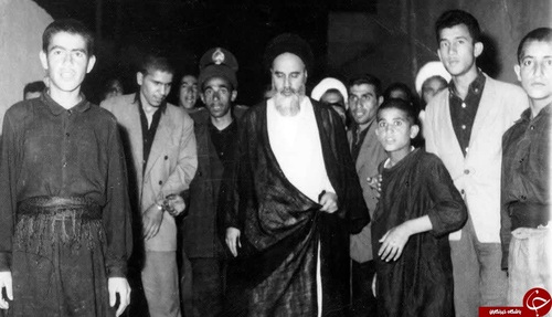 تصویر دیده نشده از حضور امام خمینی در یکی از دسته های عزاداری حسینی در محرم سال ۱۳۴۲ در شهر قم