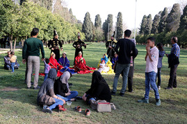 بازدید مسافران نوروزی از باغ و موزه عفیف آباد شیراز‎