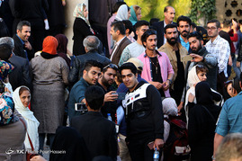 مسافران نوروزی در جوار آرامگاه سعدی و حافظ - شیراز‎