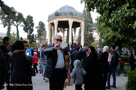 مسافران نوروزی در جوار آرامگاه سعدی و حافظ - شیراز‎