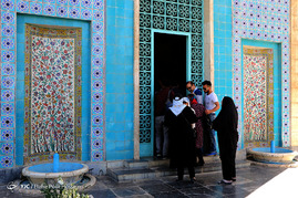 مسافران نوروزی در جوار آرامگاه سعدی و حافظ - شیراز‎