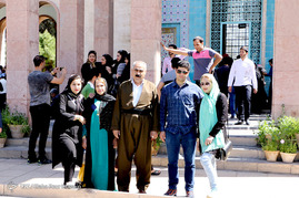 مسافران نوروزی در جوار آرامگاه سعدی و حافظ - شیراز‎