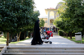 بازدید مسافران نوروزی از باغ ارم _ شیراز