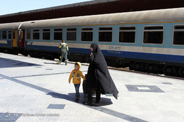حال و هوای مسافران نوروزی در ایستگاه راه آهن مشهد