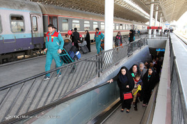 حال و هوای مسافران نوروزی در ایستگاه راه آهن مشهد