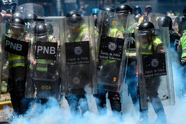 درگیری تظاهرات کنندگان ونزوئلایی با نیروهای پلیس
