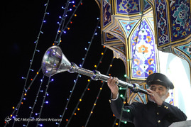 نقاره نوازی و آذین بندی حرم رضوی در شب ولادت امام علی(ع)‎