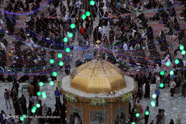 نقاره نوازی و آذین بندی حرم رضوی در شب ولادت امام علی(ع)‎