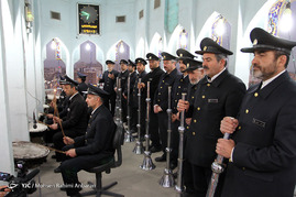 نقاره نوازی و آذین بندی حرم رضوی در شب ولادت امام علی(ع)‎