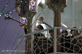 نقاره نوازی و آذین بندی حرم رضوی در شب ولادت امام علی(ع)‎