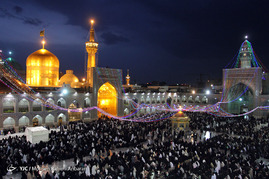 نقاره نوازی و آذین بندی حرم رضوی در شب ولادت امام علی(ع)‎