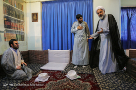 مراسم عمامه‌گذاری طلاب در سالروز ولادت حضرت علی(ع) - قم‎