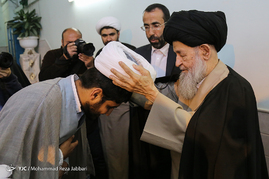 مراسم عمامه‌گذاری طلاب در سالروز ولادت حضرت علی(ع) - قم‎