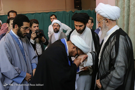 مراسم عمامه‌گذاری طلاب در سالروز ولادت حضرت علی(ع) - قم‎